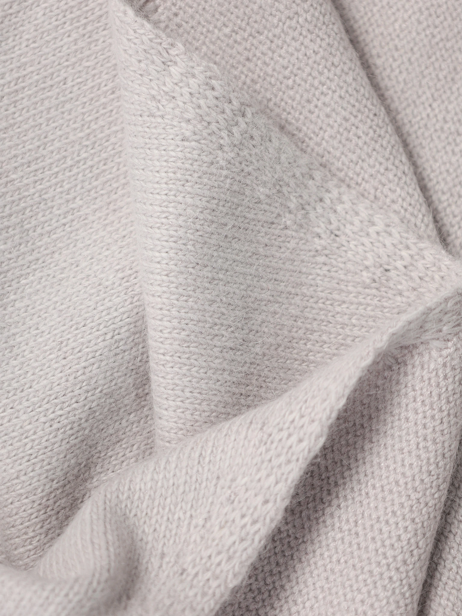 Шарф-косынка с декоративной нашивкой серого цвета